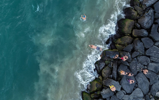 غواصون يتحدون الطقس (1)