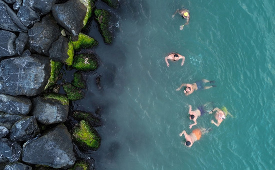 غواصون يتحدون الطقس (7)