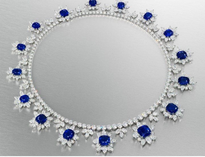 قلادة من الياقوت الأزرق الملكى