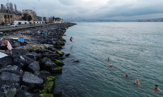 غواصون يتحدون الطقس (6)