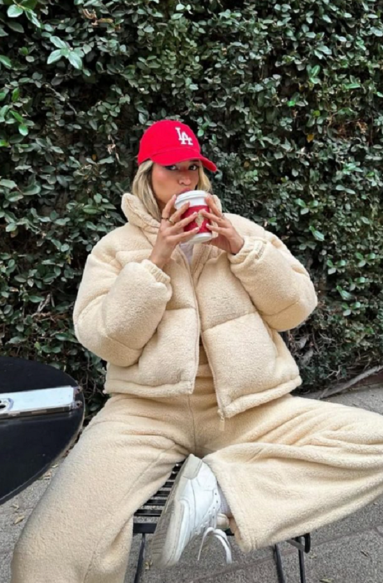 إطلالة أحادية اللون