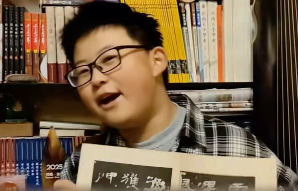 شيه تشاويوتونغ يعرض كتابه المفضل في غرفة نومه المليئة بالتحف