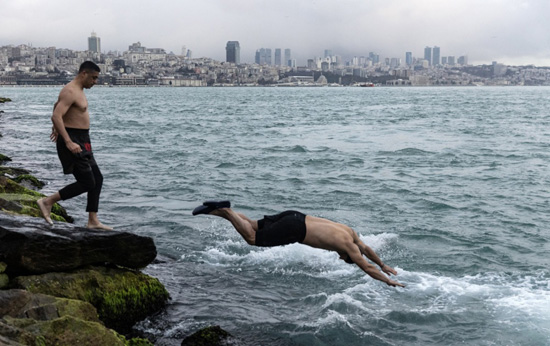 غواصون يتحدون الطقس (10)