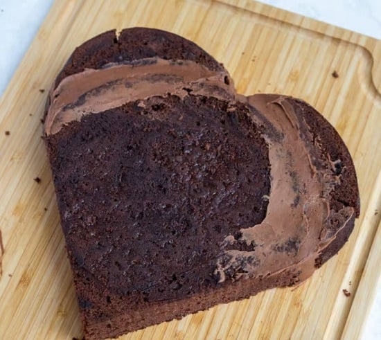 خطوات عمل كيكة شيكولاتة على شكل قلب خطوات عمل كيكة شيكولاتة على شكل قلب