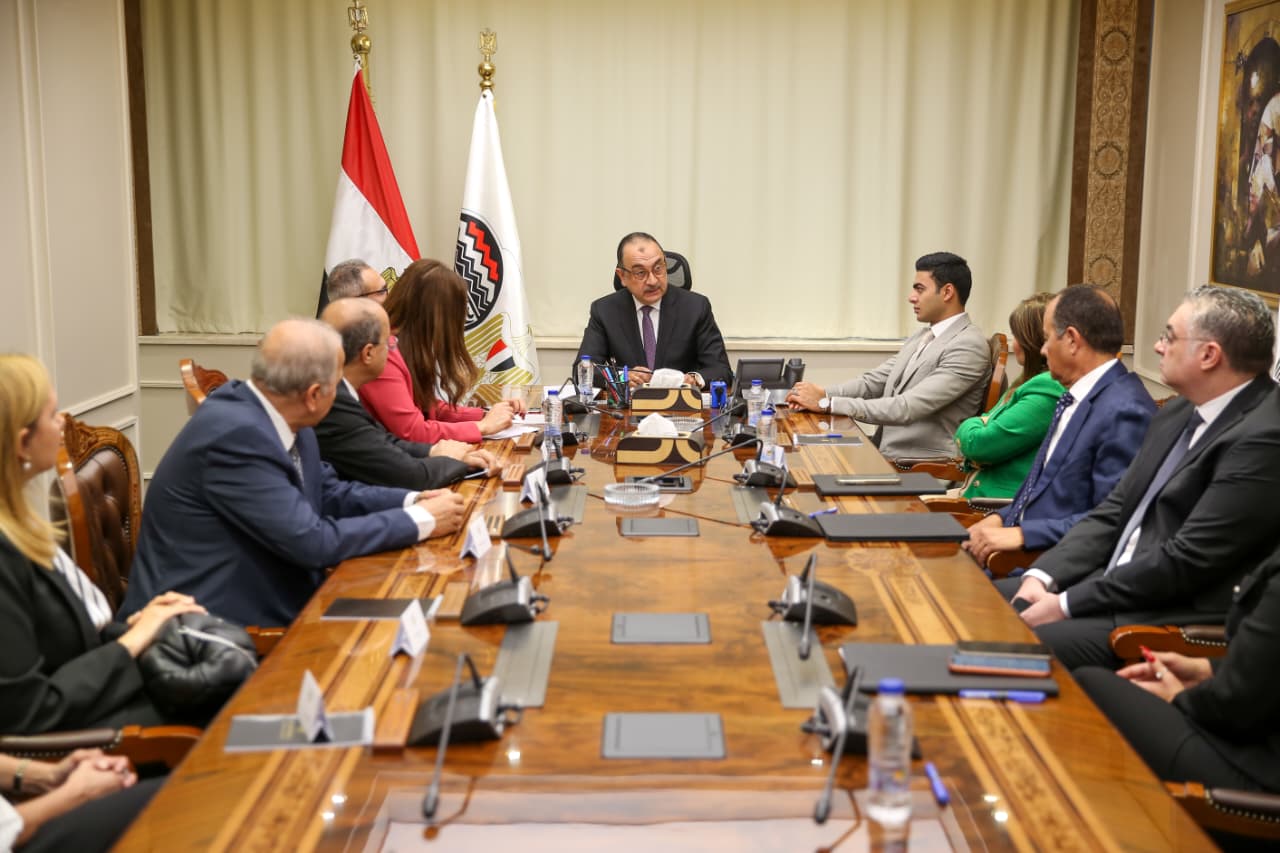 وزير قطاع الأعمال العام يشهد توقيع عقد تمويل إنشاء أول مصنع لإنتاج أقراص وحبيبات الكلور