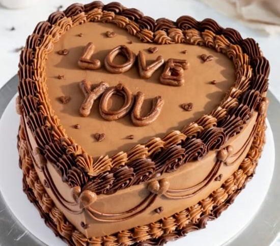 كيكة شوكولاتة على هيئة قلب كيكة شوكولاتة على هيئة قلب