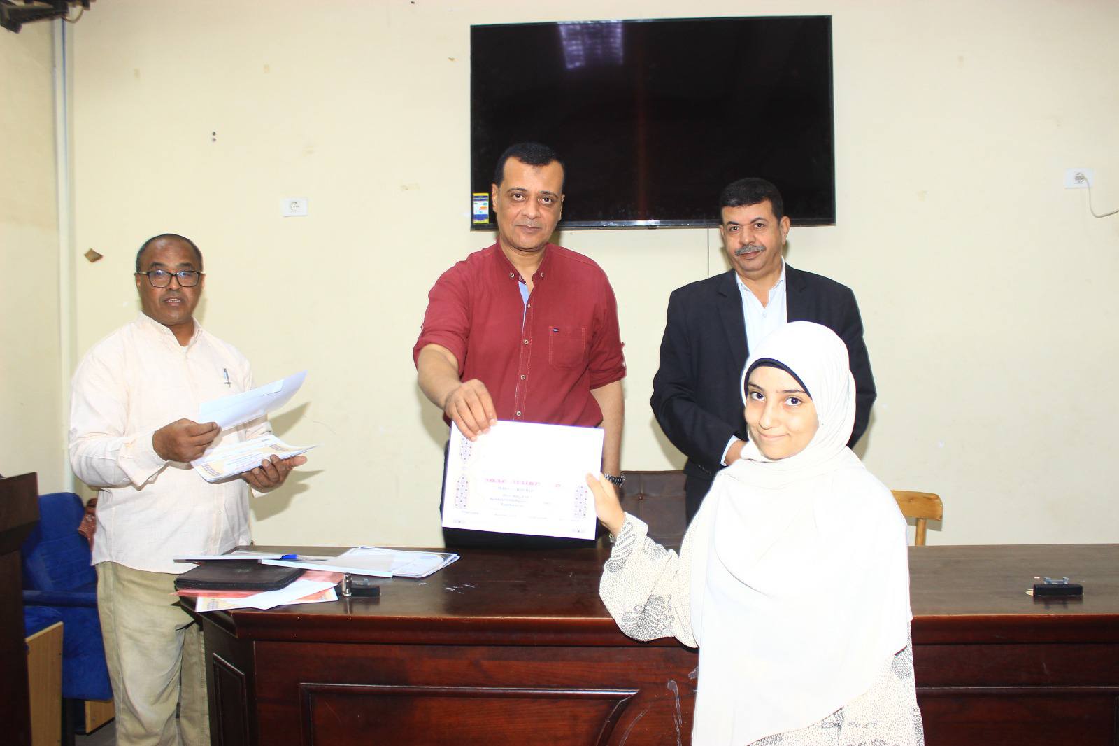 طالبه مكرمه بالمسابقة