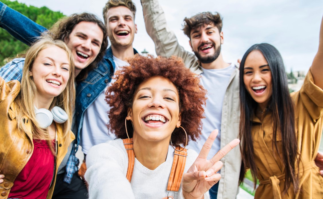 اصدقاء يحتفلون معا