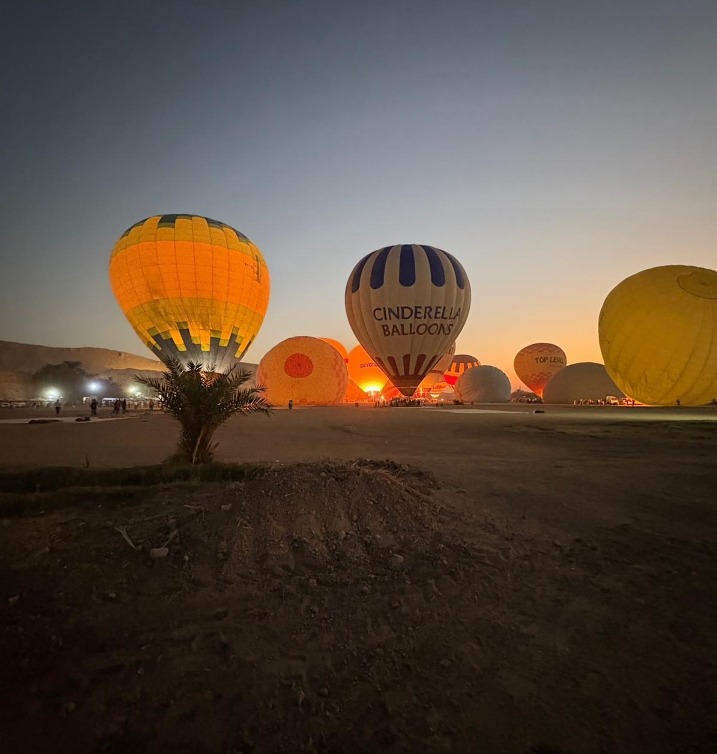 سحر البالونات الطائرة قبل الإقلاع فى السماء