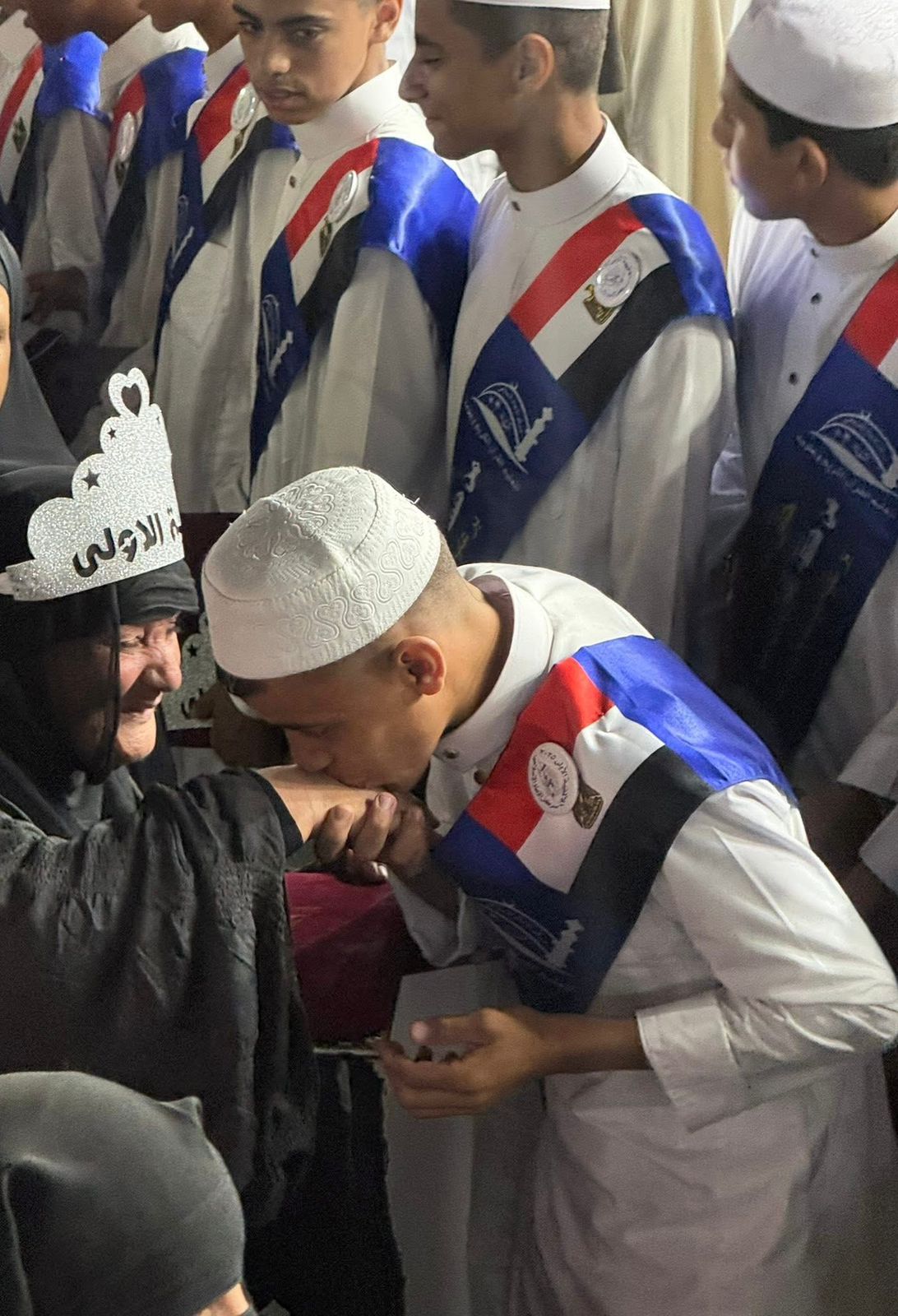 تتويج الأمهات بالتيجان خلال الاحتفالية