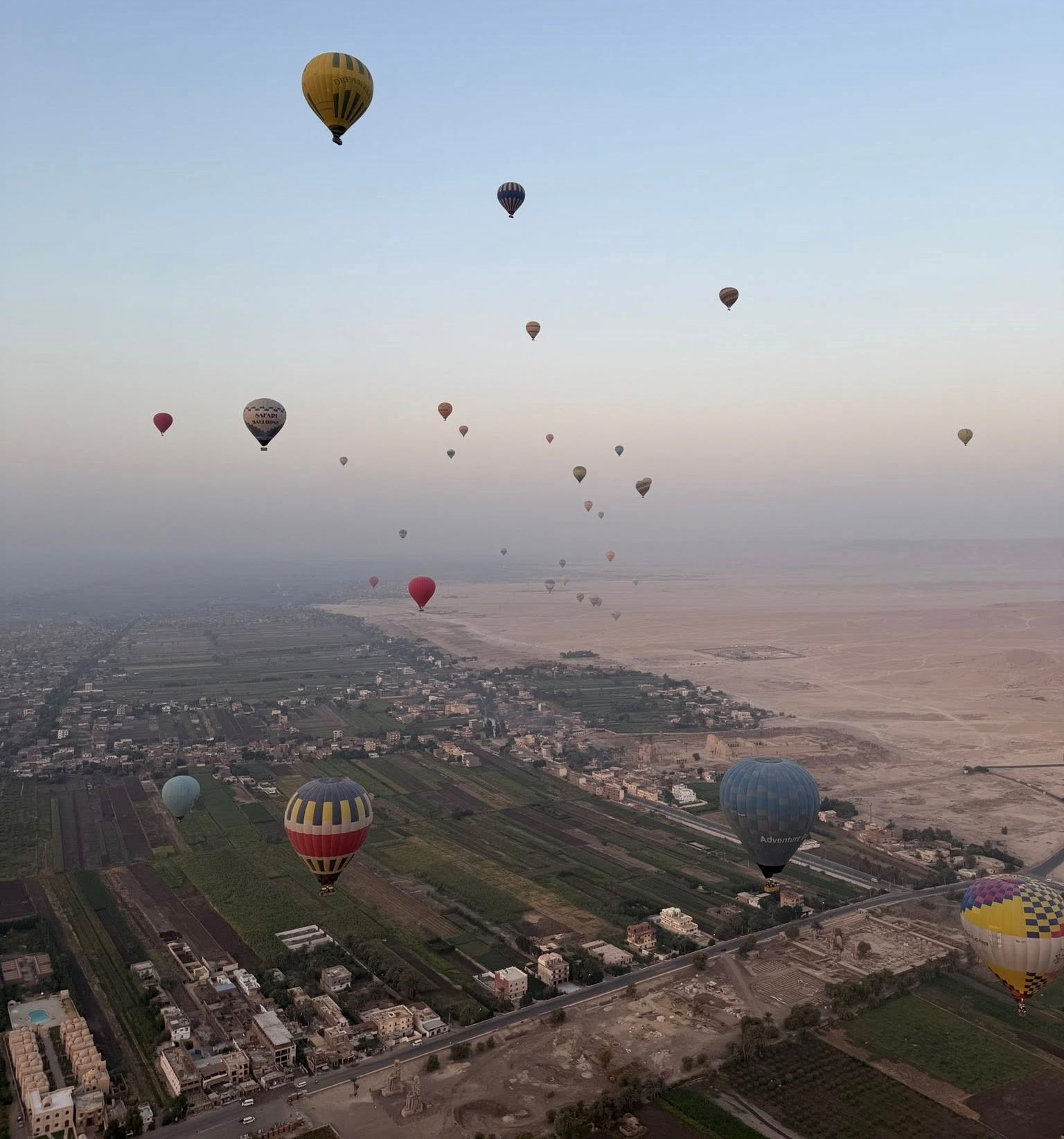 أجواء عظيمة لتحليق رحلات البالون الطائر بالأقصر