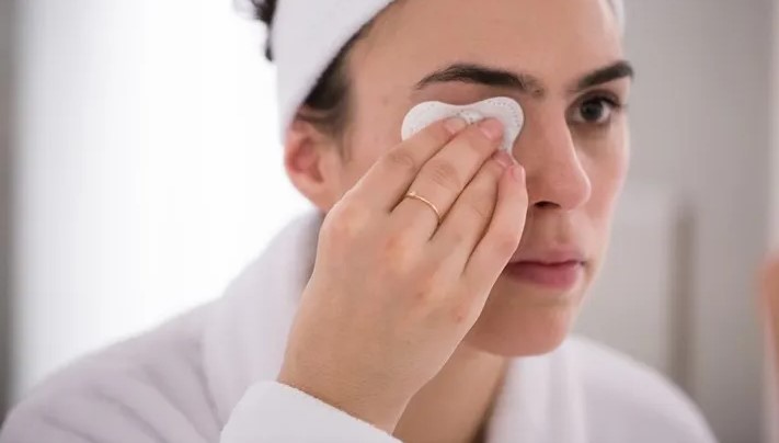 خطوات لإزالة المكياج 