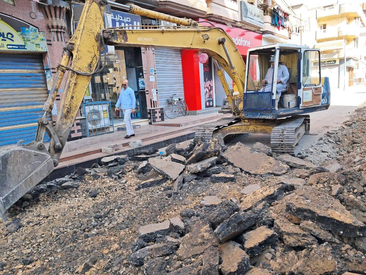 أعمال التكسير لتأهيل الطريق أعمال التكسير لتأهيل الطريق