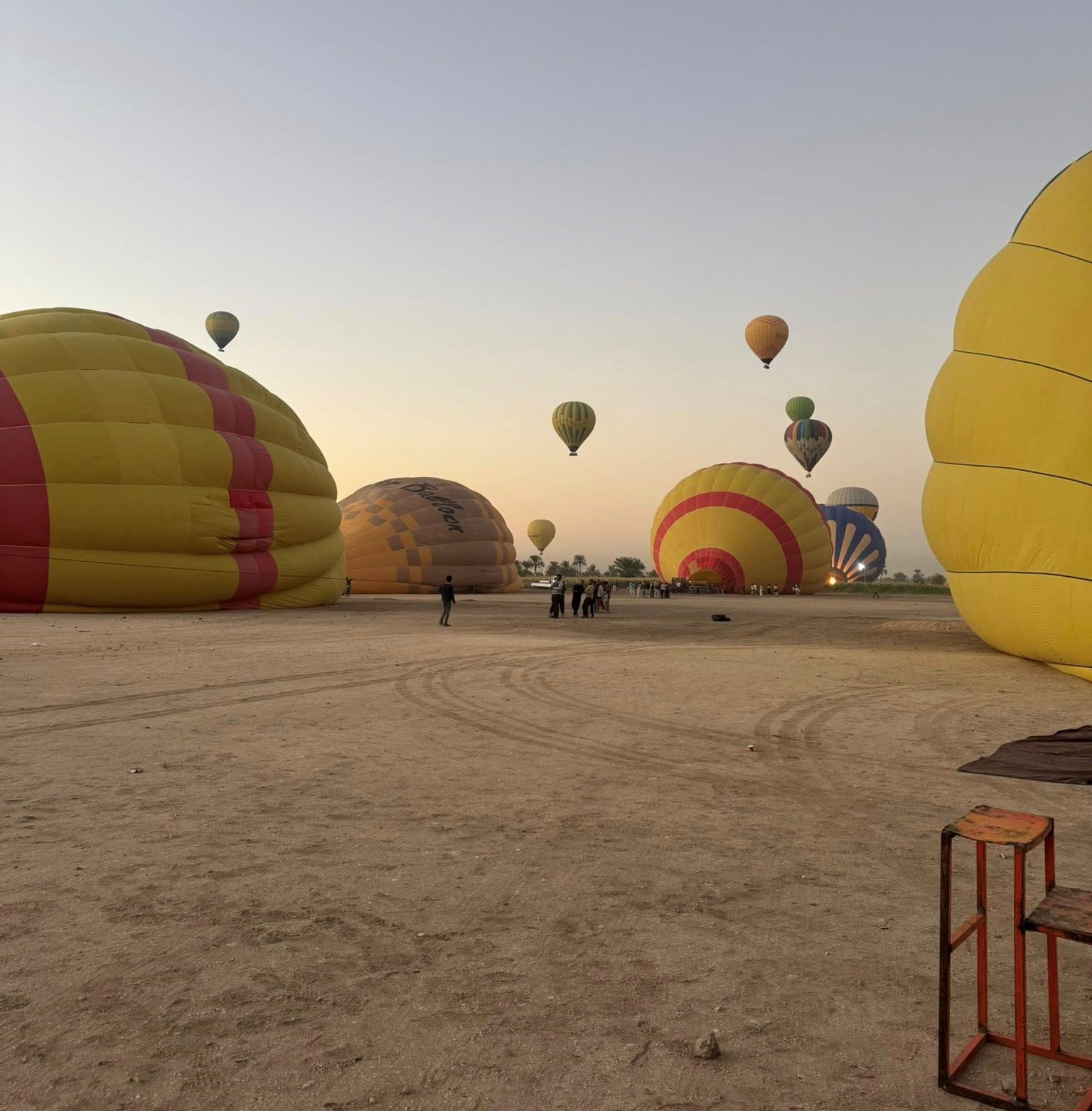 تجهيز رحلات البالون الطائر قبل التحليق بالسماء