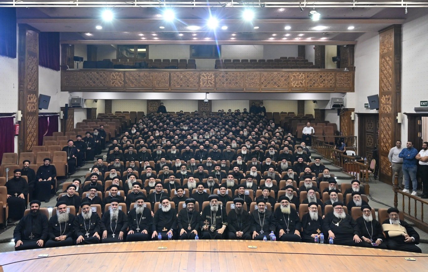 قداسة البابا وسط الأباء الأساقفة