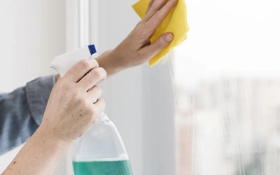 خطوات لتلميع الزجاج بدون بصمات أصابع خطوات لتلميع الزجاج بدون بصمات أصابع