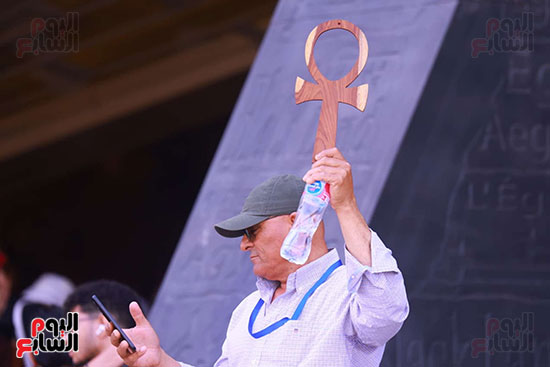 زائر يحمل مفتاح الحياة زائر يحمل مفتاح الحياة