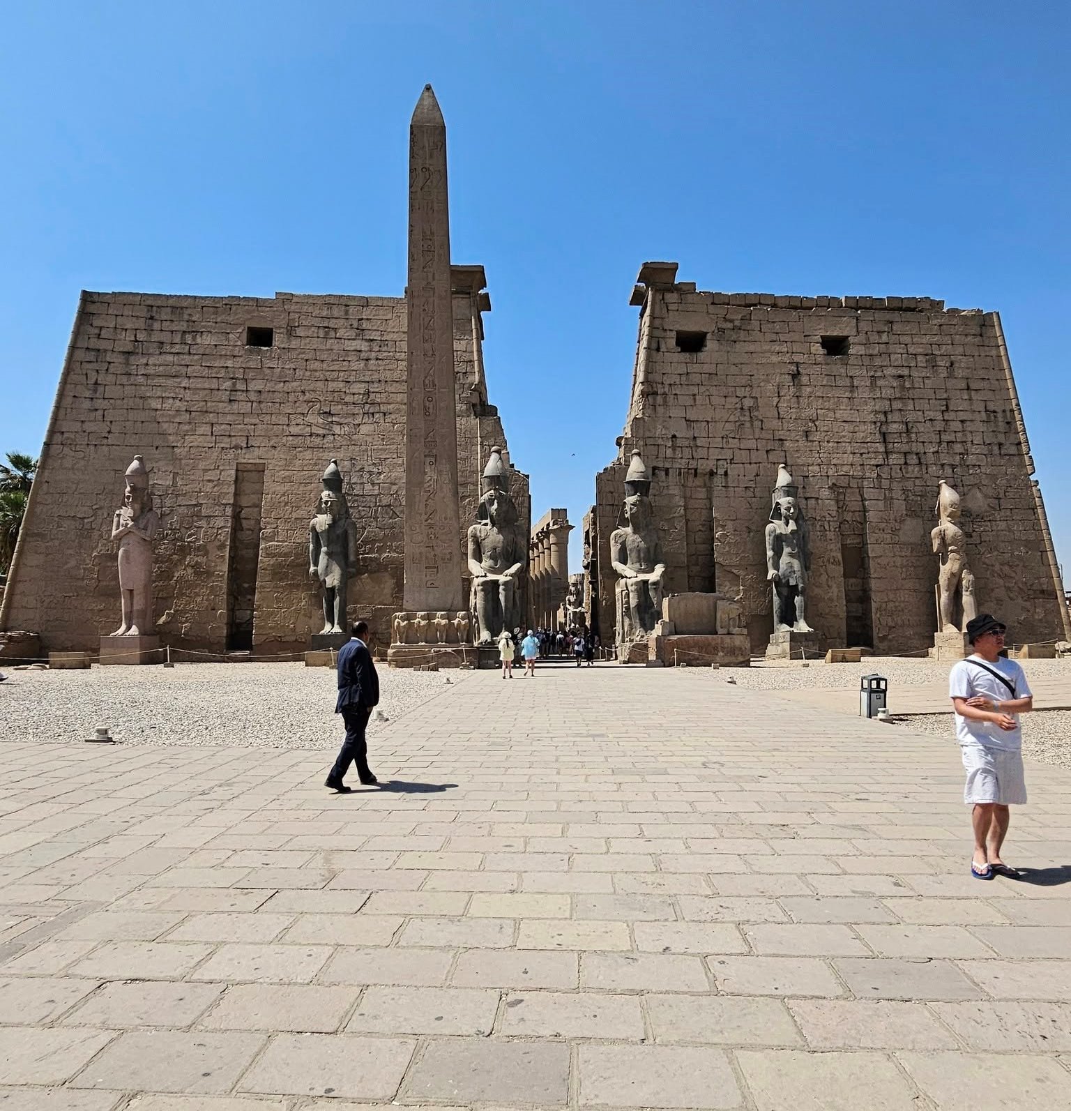 زيارات السياح فى معبد الأقصر زيارات السياح فى معبد الأقصر