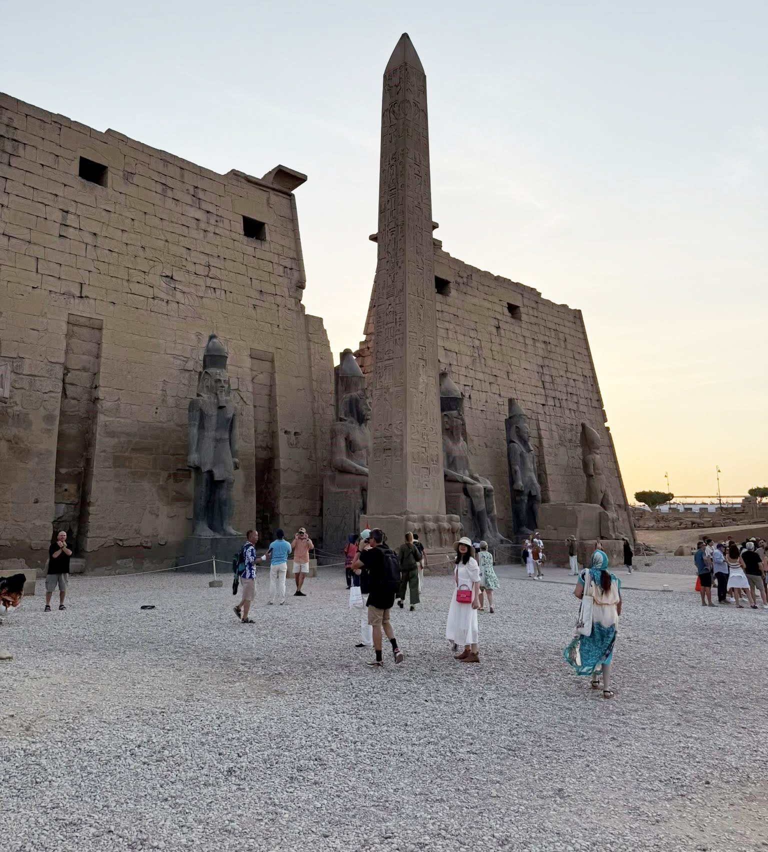 جانب من زيارات الأجانب فى معبد الأقصر جانب من زيارات الأجانب فى معبد الأقصر