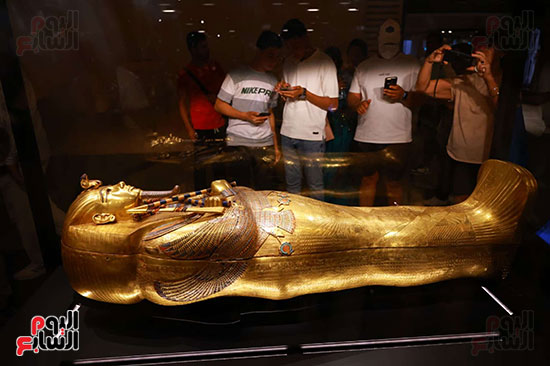 تمثال توت عنخ أمون أمام الزوار تمثال توت عنخ أمون أمام الزوار