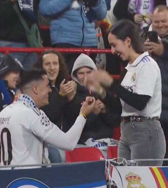 مشجع إسباني فى مدرجات أنفيلد