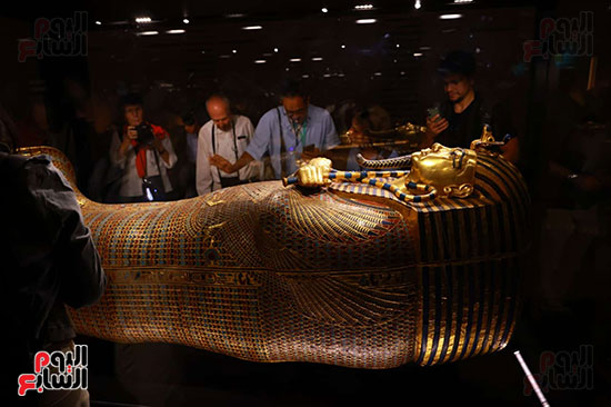 الزوار أمام تمثال الملك توت الزوار أمام تمثال الملك توت