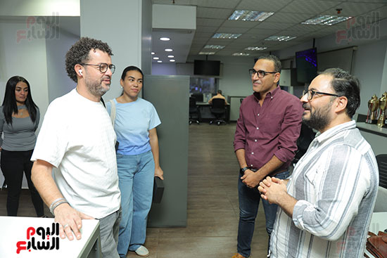 جولة مازن المتجول في صالة التحرير