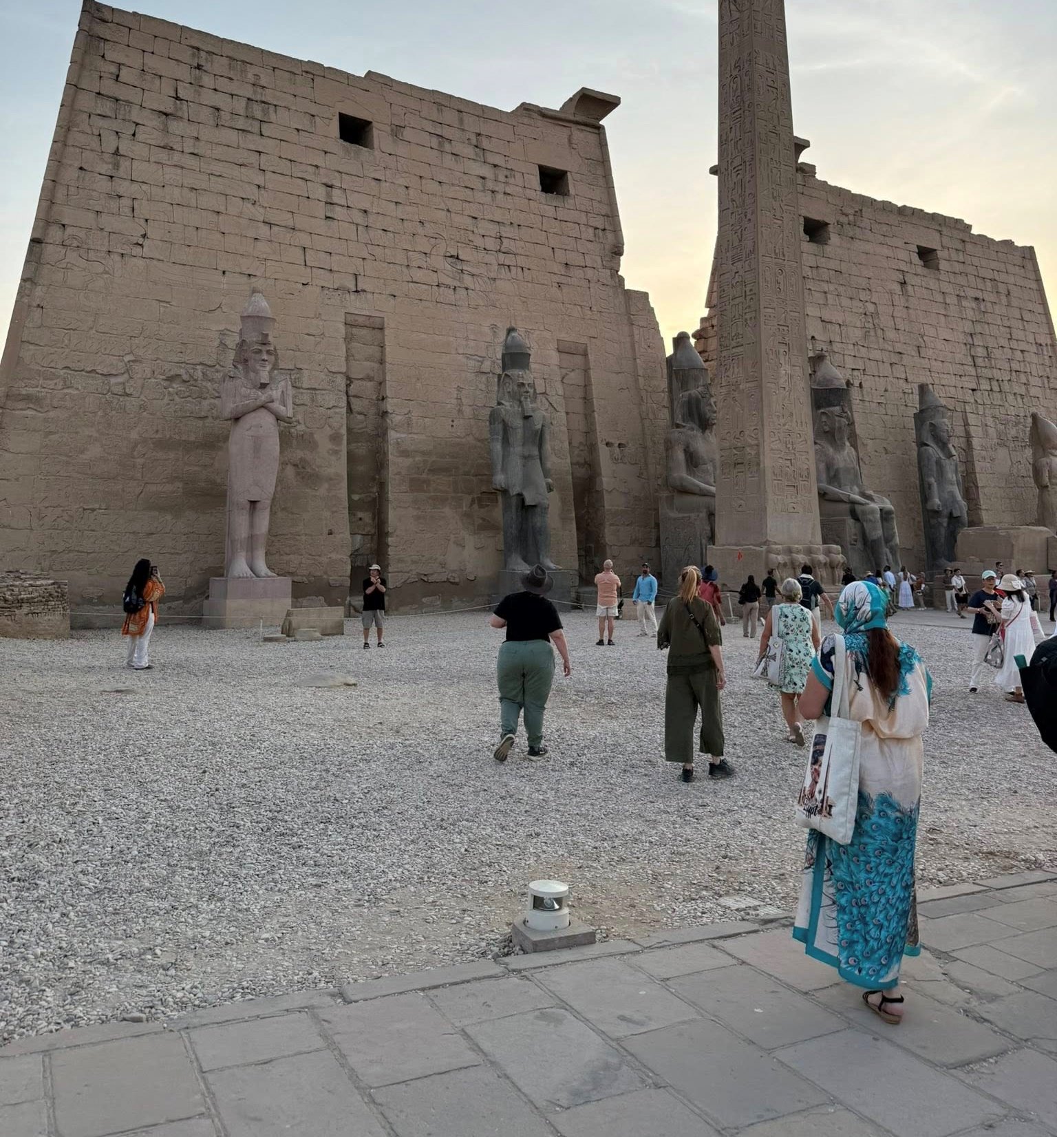 جانب من إقبال السائحين داخل معبد الأقصر جانب من إقبال السائحين داخل معبد الأقصر