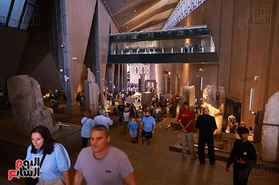 توافد الزوار من جميع أنحاء العالم توافد الزوار من جميع أنحاء العالم