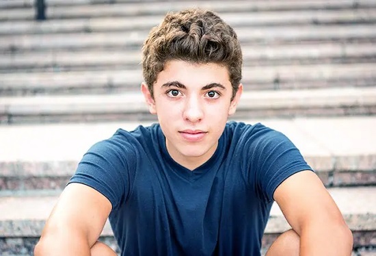 ولد في سن المراهقة