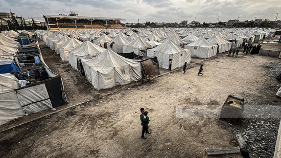 نازحون يعيشون حياتهم اليومية في مخيم النصيرات وسط قطاع غزة
