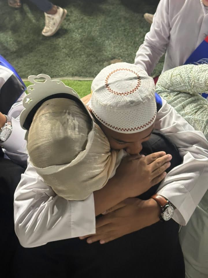 فرحة حفظة القرآن الكريم بأمهاتهم