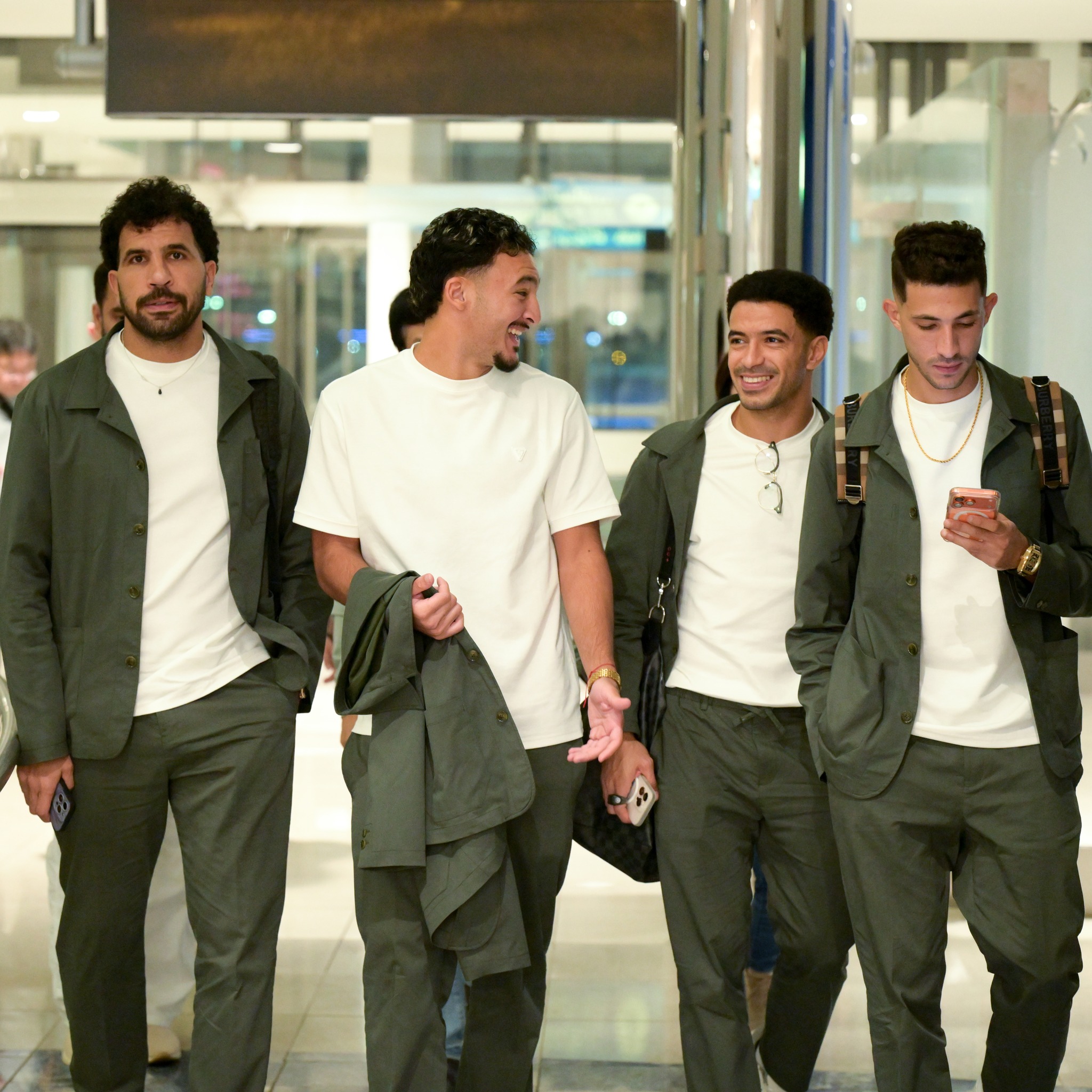 فرحة لاعبي الزمالك بعد الوصول إلى الامارات فرحة لاعبي الزمالك بعد الوصول إلى الامارات