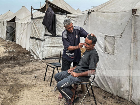 حلاق وسط خيام النازحين
