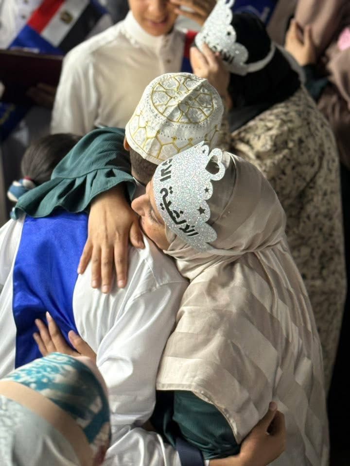 فرحة أم بابنها خلال الاحتفالية