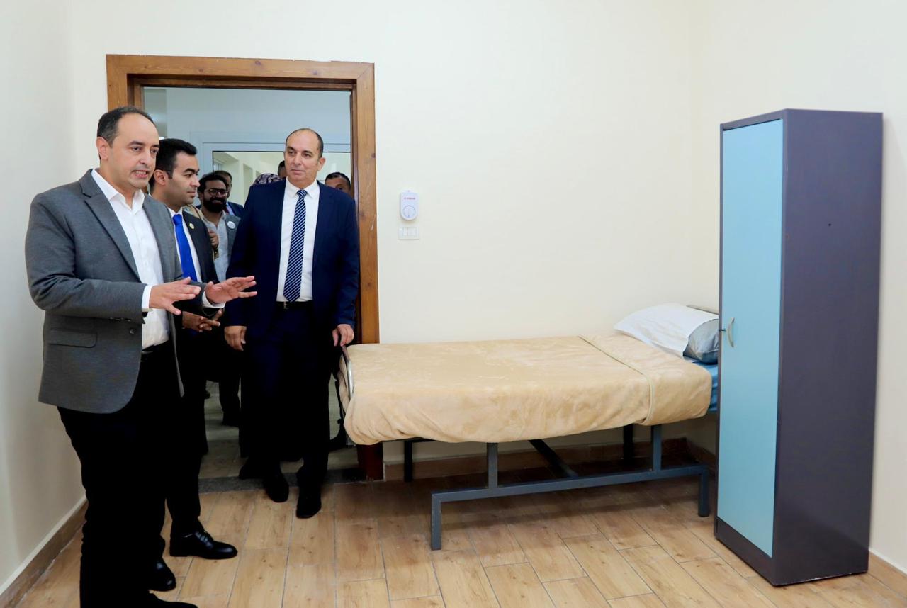 الدكتور عمرو عثمان يتفقد قسم الحجز الإلزامي بحضور الدكتور أيمن عباس الدكتور عمرو عثمان يتفقد قسم الحجز الإلزامي بحضور الدكتور أيمن عباس