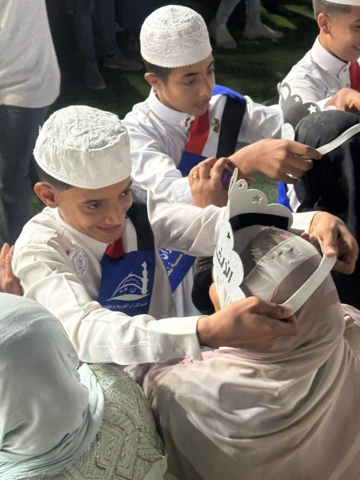 تتويج أمهات حفظة القرآن بالتيجان