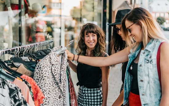 التسوق بالمحلات التجارية