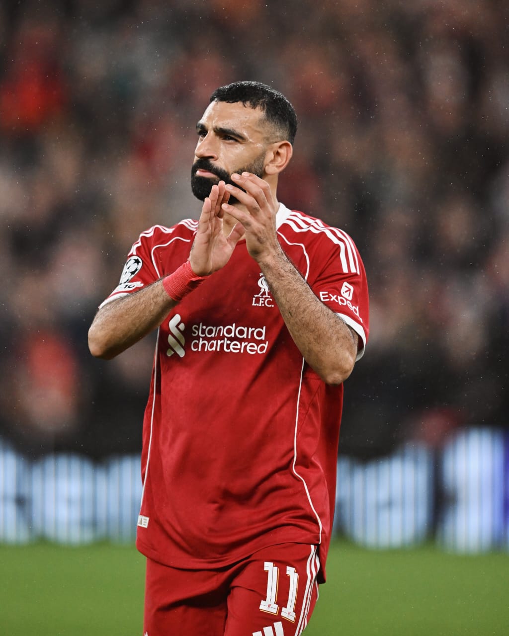 صلاح يحيي الجماهير