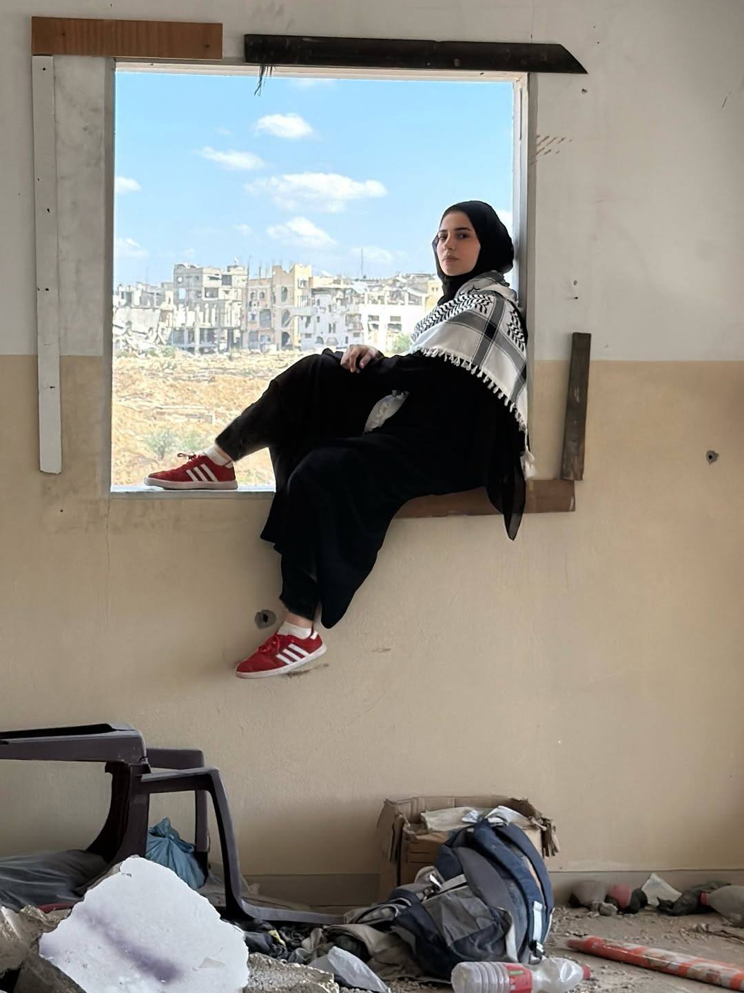 بسمة ابو شهلا داخل منزلها المدمر