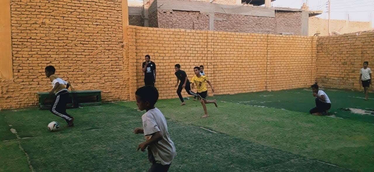 دعم الأطفال الأيتام يومين أسبوعياً في مركز شباب الحسينات بالطود