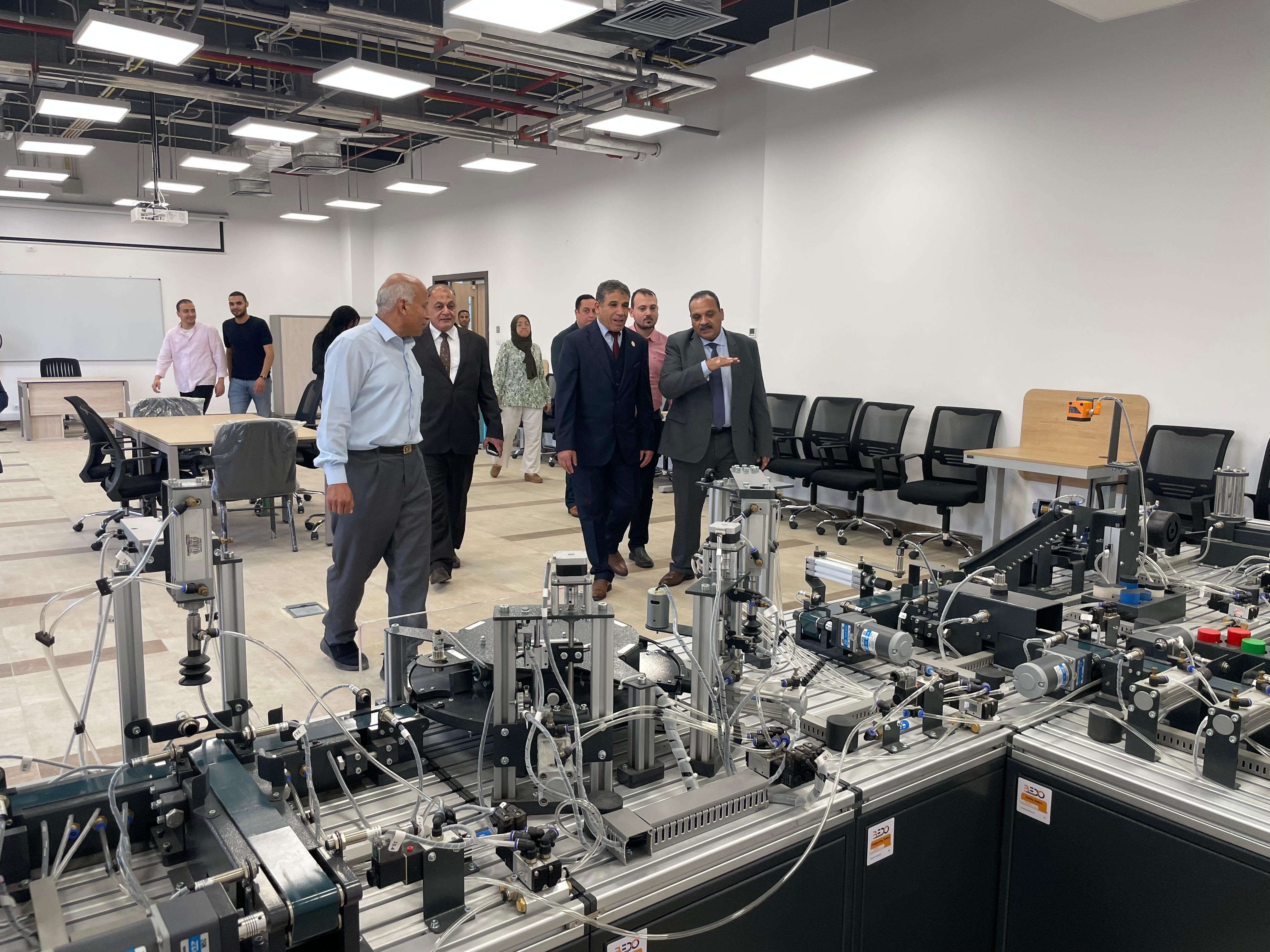 الوفد يتفقد مبان الجامعة الأهلية بالعبور