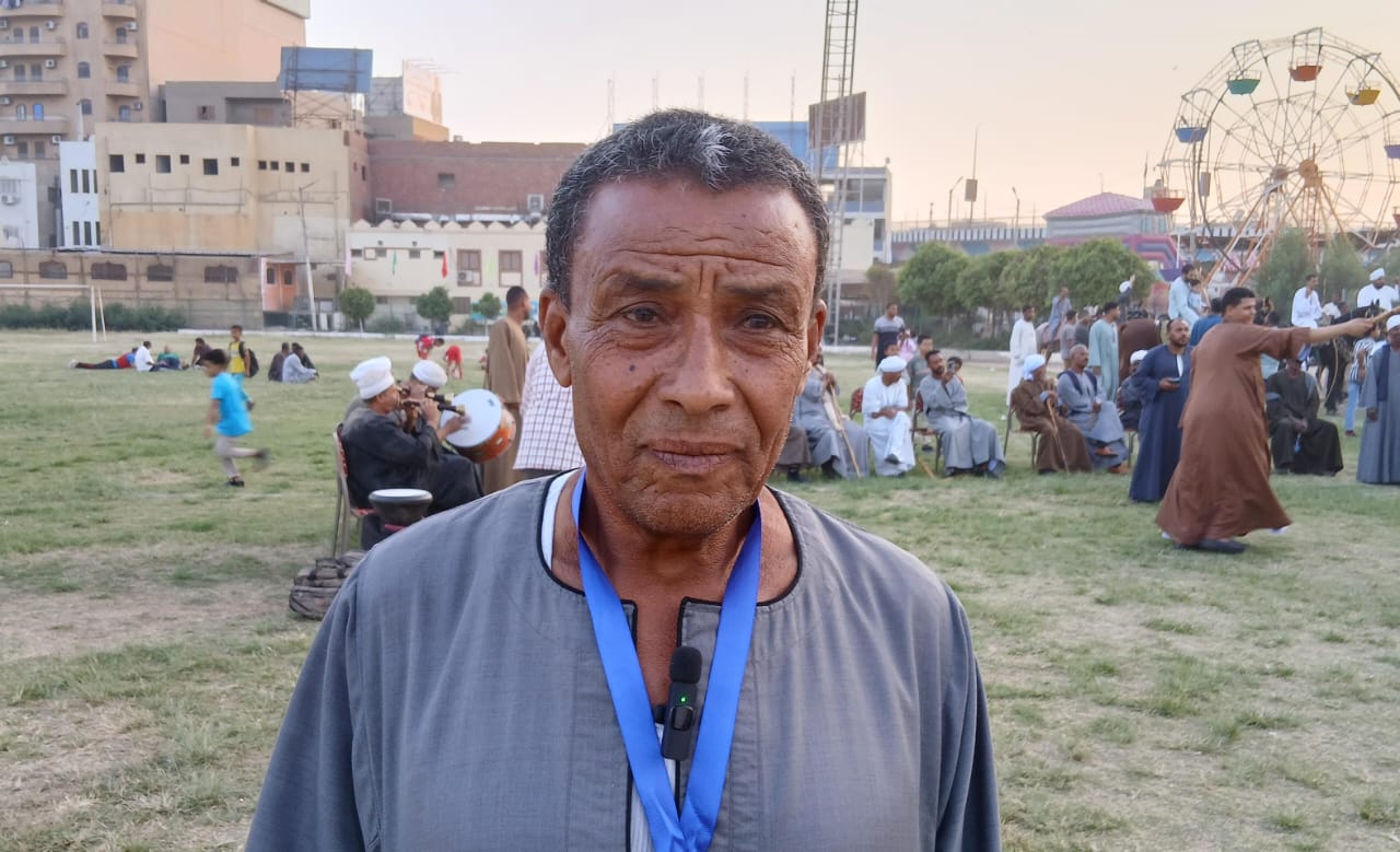 نصف قرن قضاها العم رمضان في التحطيب