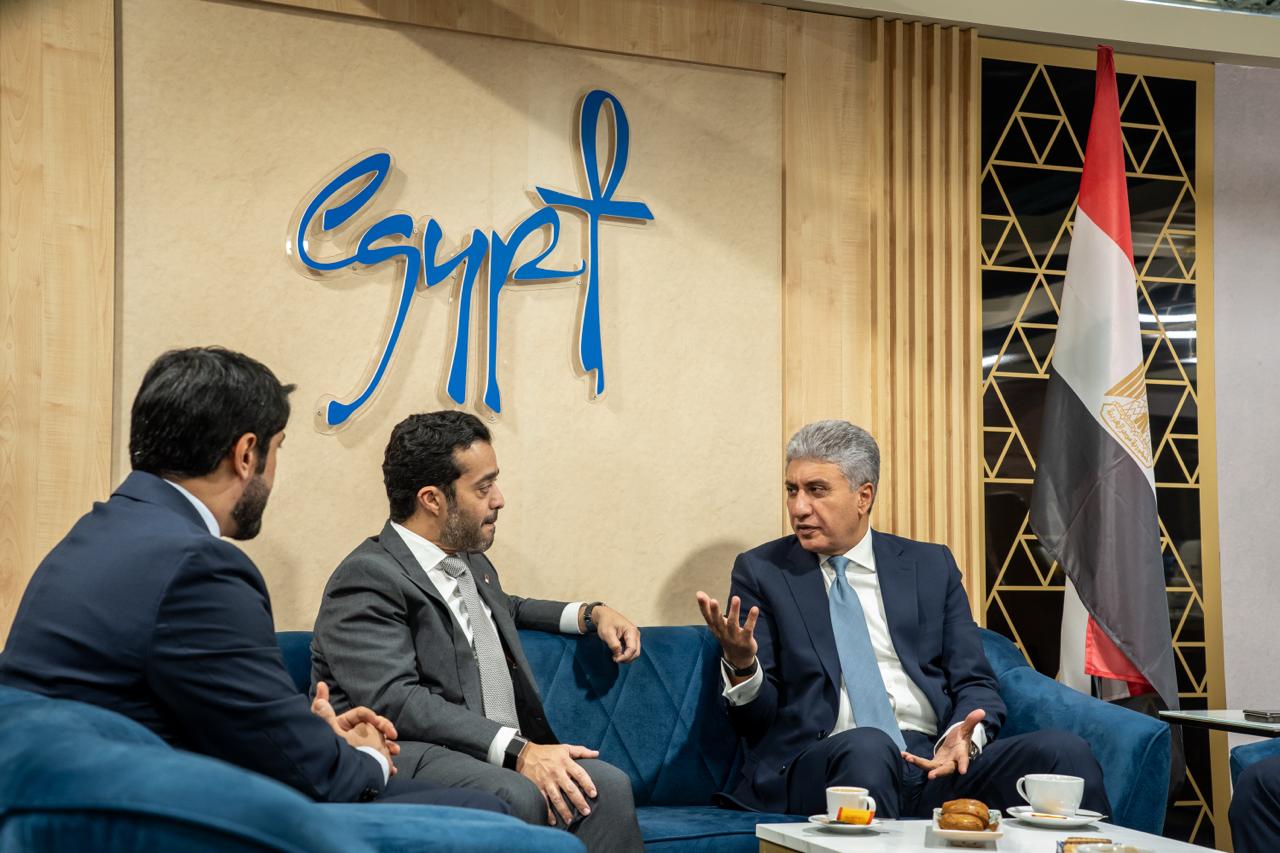 شريف فتحي وزير السياحة والآثار فى الجناح المصري المُشارك في البورصة