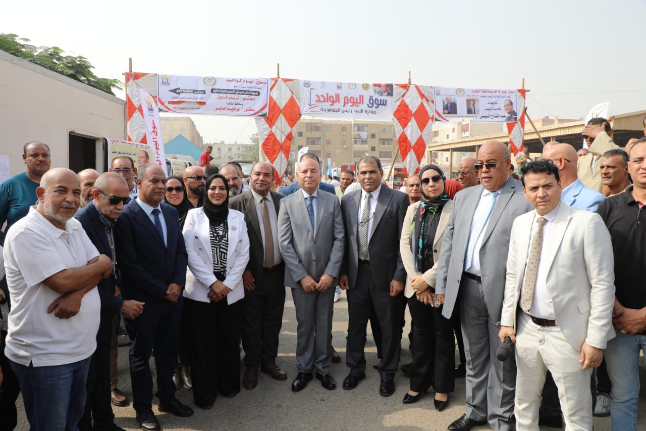 محافظ القاهرة يتفقد أسواق اليوم الواحد (3)