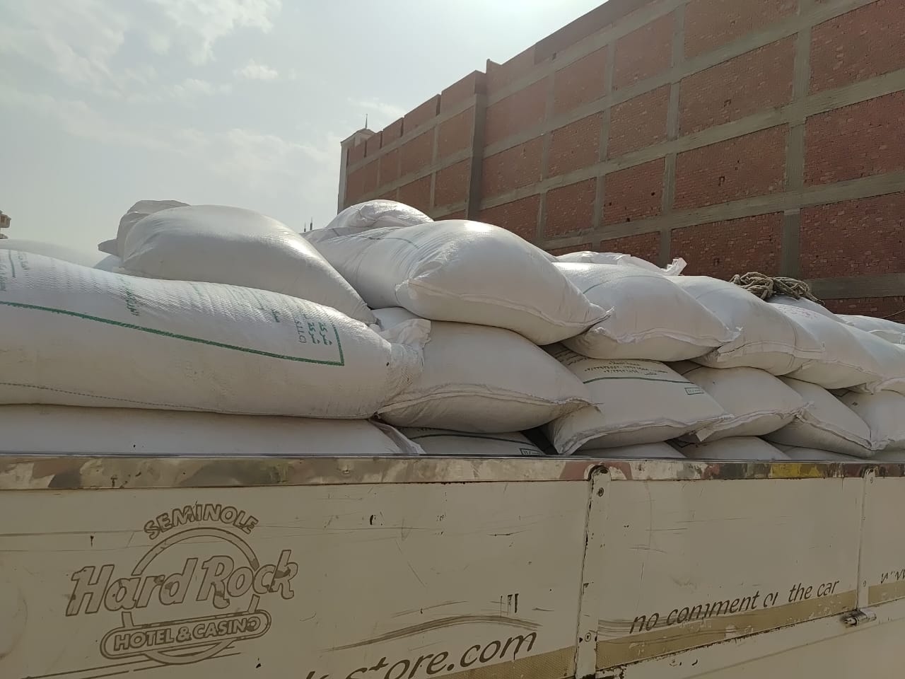 سيارة محملة بـ10 طن سكر بدون فواتير تدل على مصدرها بالأقصر