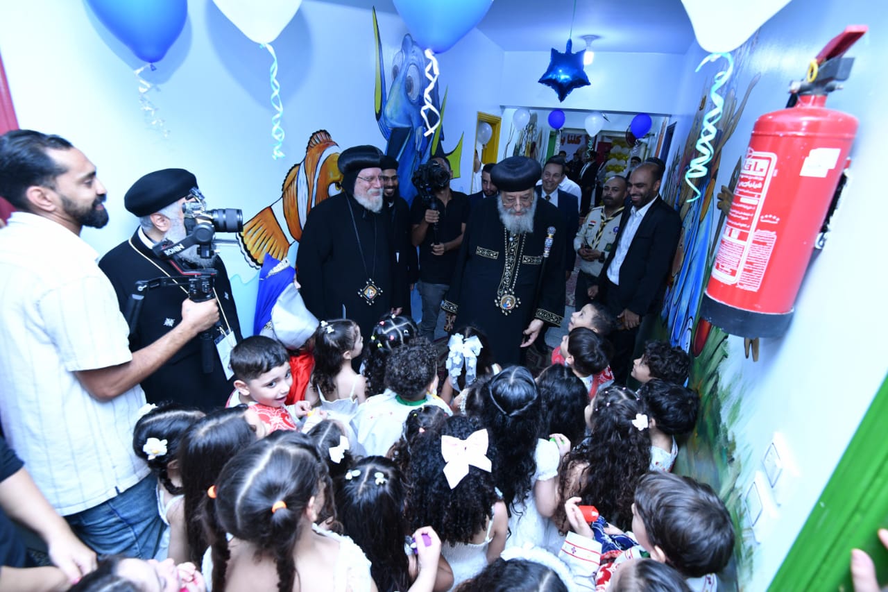 قداسة البابا مع الأطفال فى الحضانة