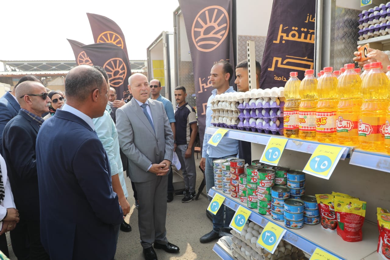 محافظ القاهرة يتفقد أسواق اليوم الواحد (4)