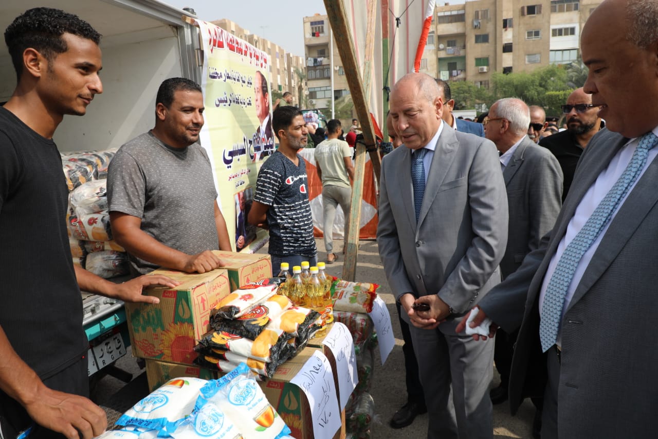 محافظ القاهرة يتفقد أسواق اليوم الواحد (1)