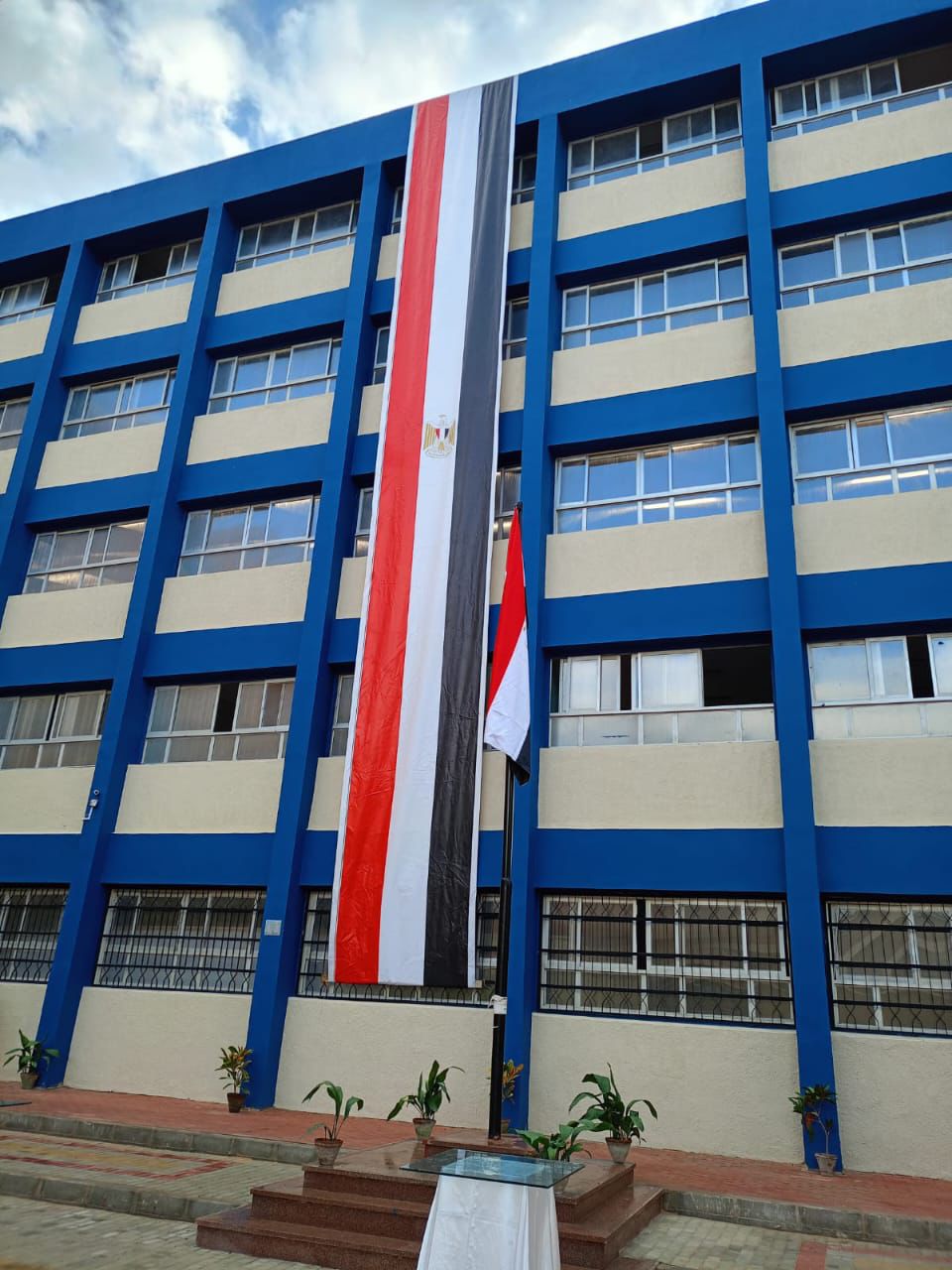 تعليق الاعلام 